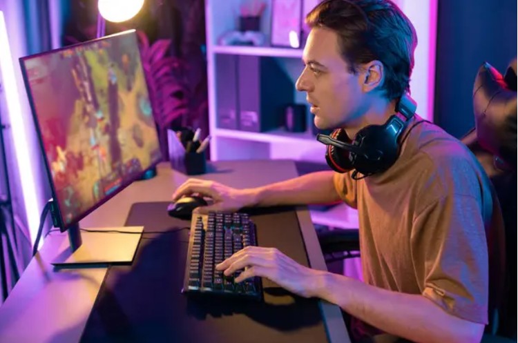 The Real Reasons Online Gaming Keeps Winning Attention